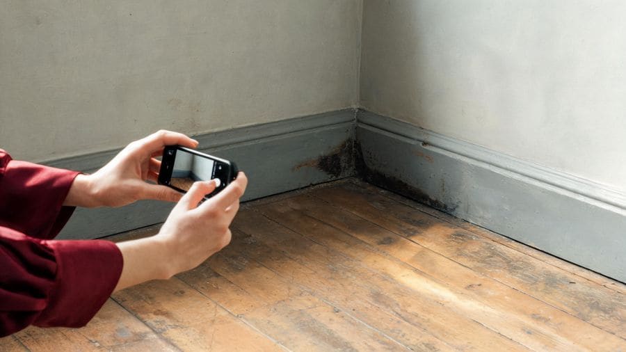 Photographing existing damage at move-in to protect a Shanghai rental deposit