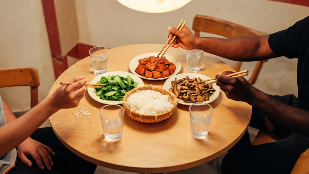 上海のベジタリアンレストランで、蒸し野菜、豆腐、ご飯が並ぶ相席のテーブル