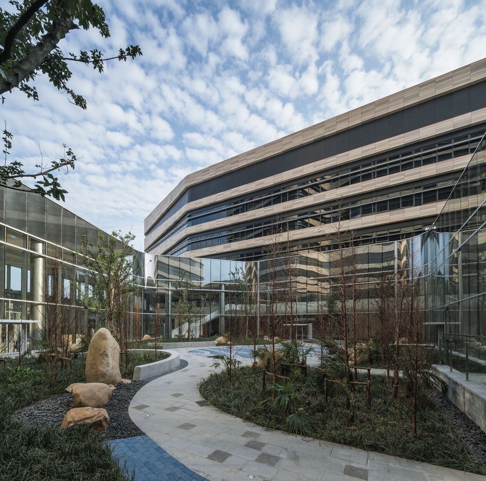Jiahui International Hospital building and garden courtyard at 689 Guiping Road, Xuhui, Shanghai
